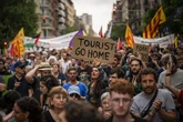 Los medios extranjeros alertan a los turistas sobre viajar a España y recuerdan la 'turismofobia': "Marquen sus calendarios y traigan sus chubasqueros. Habrá pistolas de agua"