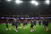 El Atlético se tuvo que duchar en su hotel porque una avería dejó el Emirates sin agua caliente