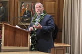 El galardonado médico que 'salvó' a Hawai del tsunami y que suena como candidato para las primarias demócratas