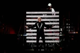 Pet Shop Boys reinician en Sevilla su gira de grandes éxitos con la solidez de 42 años de trayectoria, pero ¿son músicos o sólo aprietan botones?