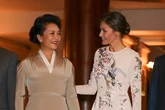 La primera dama china (y soprano del ejército) que arropa a Doña Letizia en el viaje de los Reyes al gigante asiático