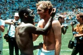 De campeón del mundo a 'ladrón' de joyas: la historia de Bobby Moore, el 'Sir' inglés que anuló a Pelé