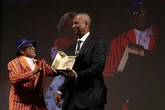 Highest 2 Lowest: Denzel Washington recibe por sorpresa la Palma de Oro, rapea, baila y dignifica el simpático divertimento de Spike Lee (***)