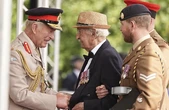 El rey Carlos III preside los actos en memoria de los caídos en el frente oriental durante la II Guerra Mundial en el 80º aniversario de la rendición japonesa