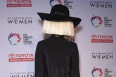 Sia: música, pelucas y maridos pedigüeños