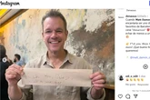 Mat Damon se presenta por sorpresa a cenar en un restaurante de Barcelona y deja un sorprendente mensaje al dueño por estar ausente