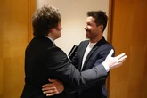 Simeone abrazando a Milei