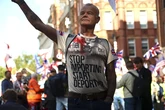 Miles de personas se congregan en Londres en una manifestación antiinmigración liderada por activistas de extrema derecha