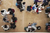 España roza el pleno empleo en los ciudadanos con educación superior: sólo un 5,7% está en paro, pero aún tiene el segundo peor dato de la UE