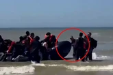 La policía francesa pincha con cuchillos las lanchas llenas de inmigrantes