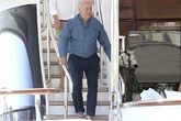 El detective de LOC: Amancio Ortega en bañador en su yate, ante la mirada curiosa de los veraneantes de una playa gallega