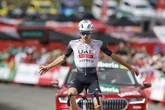 Ayuso vence en una etapa sin altercados y antes de El Angliru