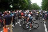 Groves gana una accidentada etapa del Giro antes de la primera selección en los Apeninos