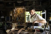 El lutier que fabrica guitarras de miles de euros del valle más recóndito de La Alpujarra: "Si se acaba el mundo, que me pille en la montaña"