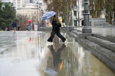 Chubascos y bajada de temperaturas en Madrid mientras los termómetros superan los 30 grados en el sureste peninsular