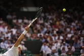 Sinner afila el servicio en su vuelta a un Grand Slam después de la traumática final de Roland Garros