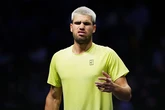Alcaraz se desespera en su peor partido del año y cae eliminado en su debut en el Masters 1000 de París