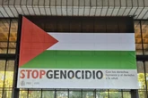 El Ministerio de Sanidad despliega una bandera palestina con el lema 'Stop genocidio'
