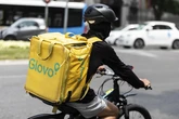 El mayor golpe judicial contra Glovo: la justicia condena a la compañía por mantener a 3.572 'riders' como falsos autónomos