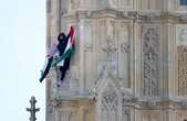 Un hombre con una bandera palestina escala la torre del Big Ben en Londres