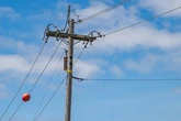 Cómo se llaman las bolas rojas de los cables de alta tensión y por qué son tan importantes