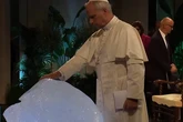 El Papa bendice un bloque de hielo para denunciar el calentamiento global