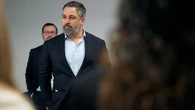 Abascal culpa de los altercados en Torre Pacheco a las políticas del "bipartidismo" y reivindica su discurso migratorio: "Si decir la verdad trae crispación, la habrá"
