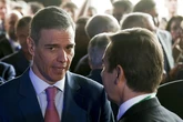 Sánchez descoloca al poder económico con un insólito 'referéndum' contra la OPA de BBVA que desautoriza a la CNMC