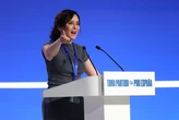 Ayuso cierra filas con Feijóo para que el PP "reinicie España": "El muro de Sánchez no caerá, lo tiraremos entre todos"