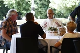 El papa León XIV celebra misa para personas sin hogar y las invita a almorzar en su villa de verano