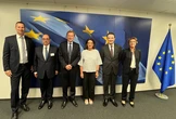 Teresa Ribera se reúne con los máximos responsables de H2Med para reforzar el primer gran corredor europeo de hidrógeno verde
