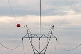 Cómo se llaman las bolas rojas de los cables de alta tensión y por qué son tan importantes