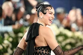 Desmaquillarse como Dua Lipa