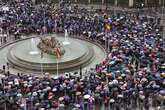 La lluvia acompaña a la primera de las dos manifestaciones del 8-M en Madrid: "Aquí estamos las feministas"