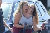La rocambolesca historia de las siamesas Abby y Britanny Hensel paseando a un bebé