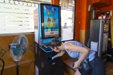 101.299 bares aún tienen tragaperras: 1,2 millones de jugadores, 11,2 euros de media por partida y el domingo el día con menos clientes