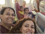 El último selfie de una familia antes del accidente del avión de Air India: "Eran una pareja ambiciosa que quería lo mejor para sus hijos"