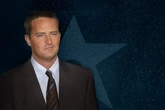 Adicción y ascenso a la fama, la tragedia de Matthew Perry dos años después de su muerte: "Esta historia trata de un hombre que simplemente quería ser feliz"