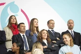 Duelo real en el palco de Suiza entre la Princesa Leonor y la Infanta Sofía y el príncipe Guillermo, quien se hace perdonar su monumental error de hace dos años