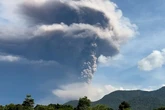 Indonesia decreta la alerta máxima tras varias erupciones en el volcán Lewotobi Laki-laki