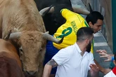 Quinto encierro de San Fermín | Los toros de Jandilla toman el mando y se llevan por delante a todo el que se cruza en su camino