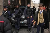 El misterio del hombre con sombrero frente al Louvre justo después del robo: ¿Un detective, un turista o un simple transeúnte?