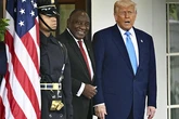Trump le hace una encerrona al presidente sudafricano: apaga las luces del Despacho Oval y pone un vídeo denunciando "el genocidio de granjeros blancos"