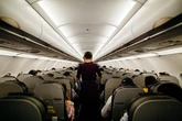 Cuánto cobra una azafata de avión en España: así es su sueldo en aerolíneas como Ryanair, Vueling o Iberia en 2025