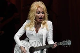 Preocupa la salud de la leyenda del country Dolly Parton y su hermana pide rezar por ella: "No se ha sentido bien últimamente"