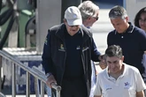 El Rey Juan Carlos abandona Sanxenxo con gran dificultad para caminar: "Estoy perfectamente. Podéis decir todas las mentiras que queráis"