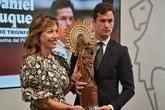 Daniel Luque recoge el trofeo como triunfador del Pilar 2024 de manos de la alcaldesa de Zaragoza, Natalia Chueca