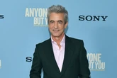 El actor Dermot Mulroney se divorcia tras 14 años de matrimonio: así ha sido su discreta historia de amor