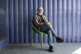 El catedrático de Estética que enseña a filosofar a los futuros economistas: "Los jóvenes están muy juntos pero no se relacionan, no se miran a los ojos"