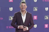 Alejandro Sanz pletórico en la Primera Comunión de sus hijos con Raquel Perera, ajeno a la polémica con su fan